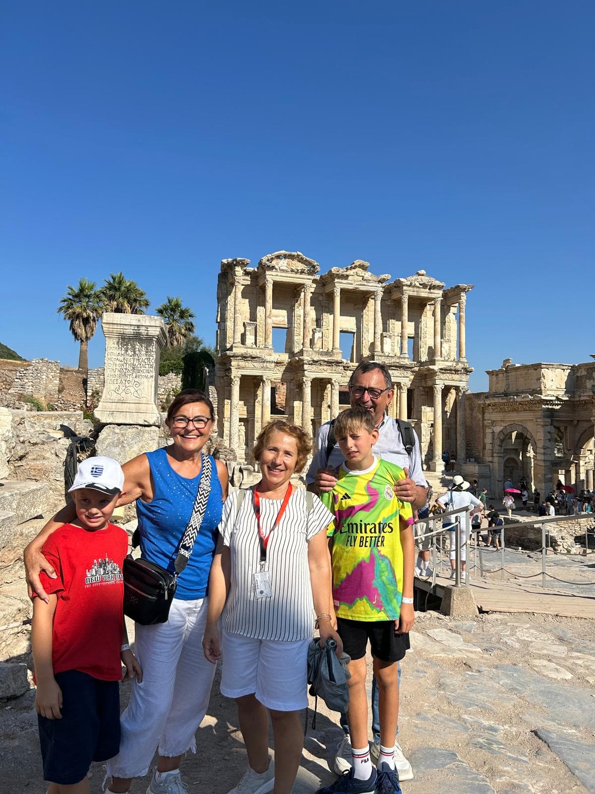 Eine Familie posiert mit ihrem Guide vor der Celsus-Bibliothek in Ephesus.