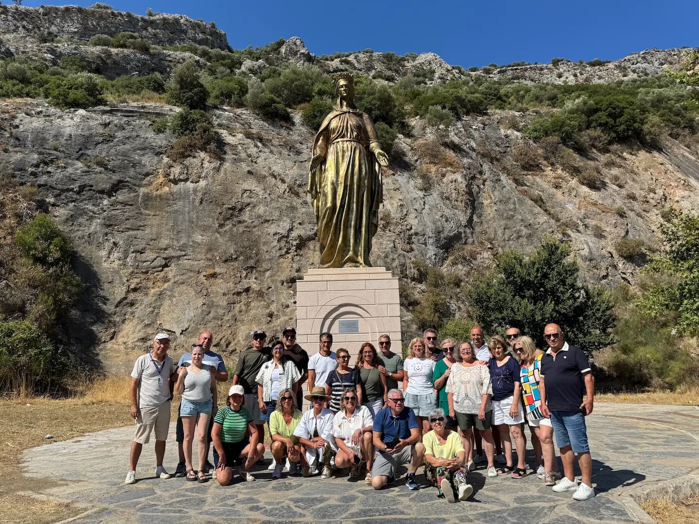 Eine Reisegruppe versammelt sich unter der Marienstatue nahe dem Haus der Jungfrau Maria.
