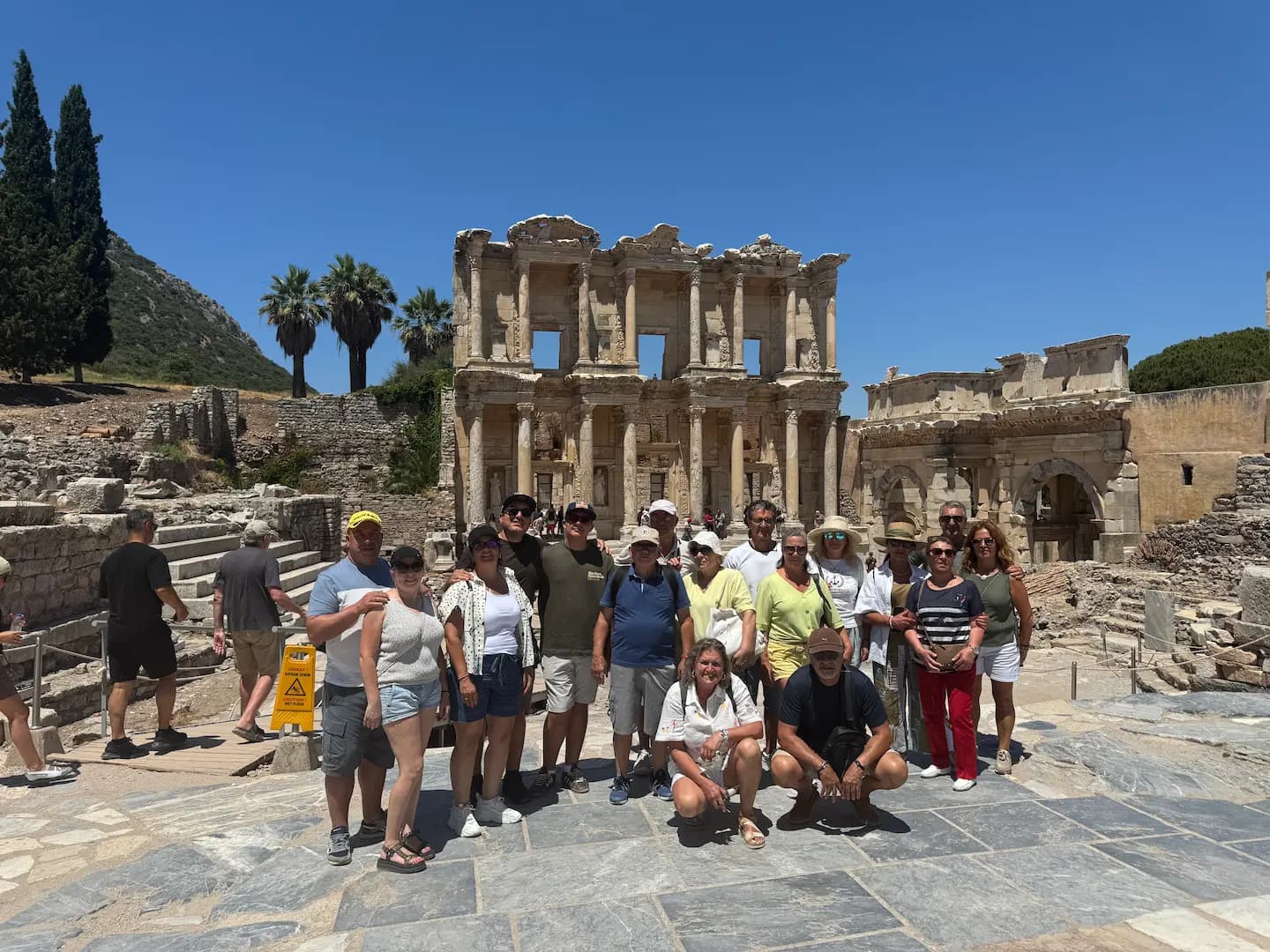 Eine Reisegruppe posiert gemeinsam vor der Celsus-Bibliothek in Ephesus.