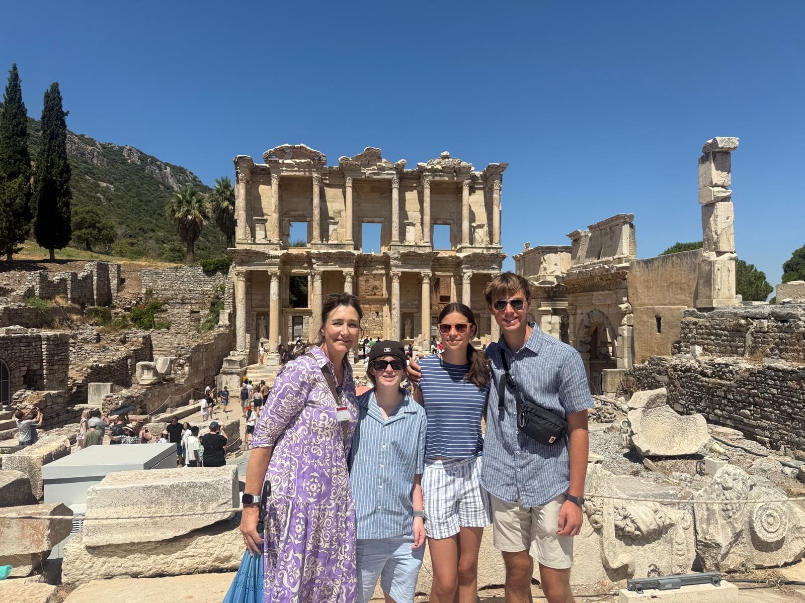Gäste einer privaten Tour posieren mit ihrem Guide vor der Celsus-Bibliothek.