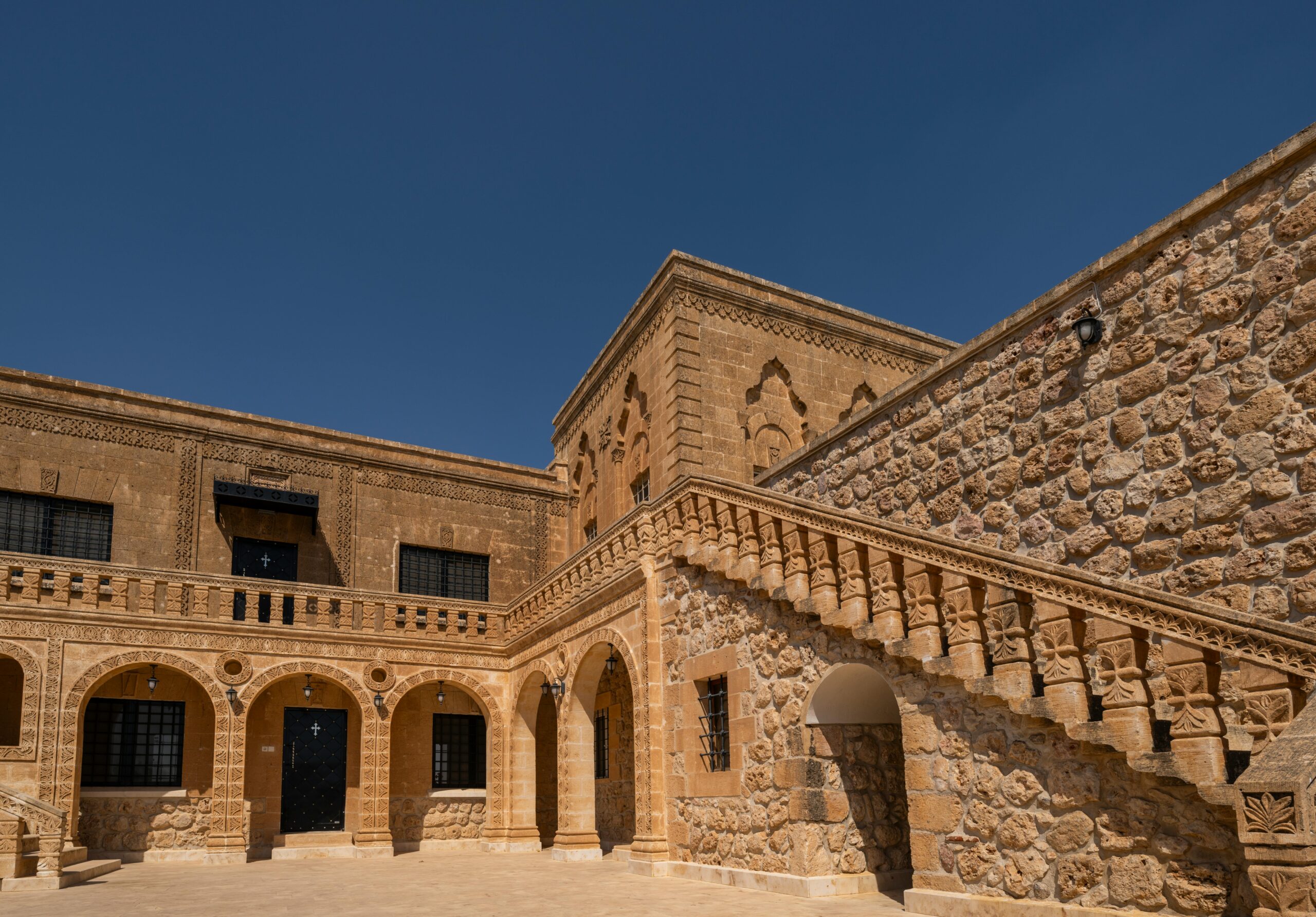 Explore the stunning stone architecture of Midyat, Mardin, Türkiye, showcasing its rich historical heritage.