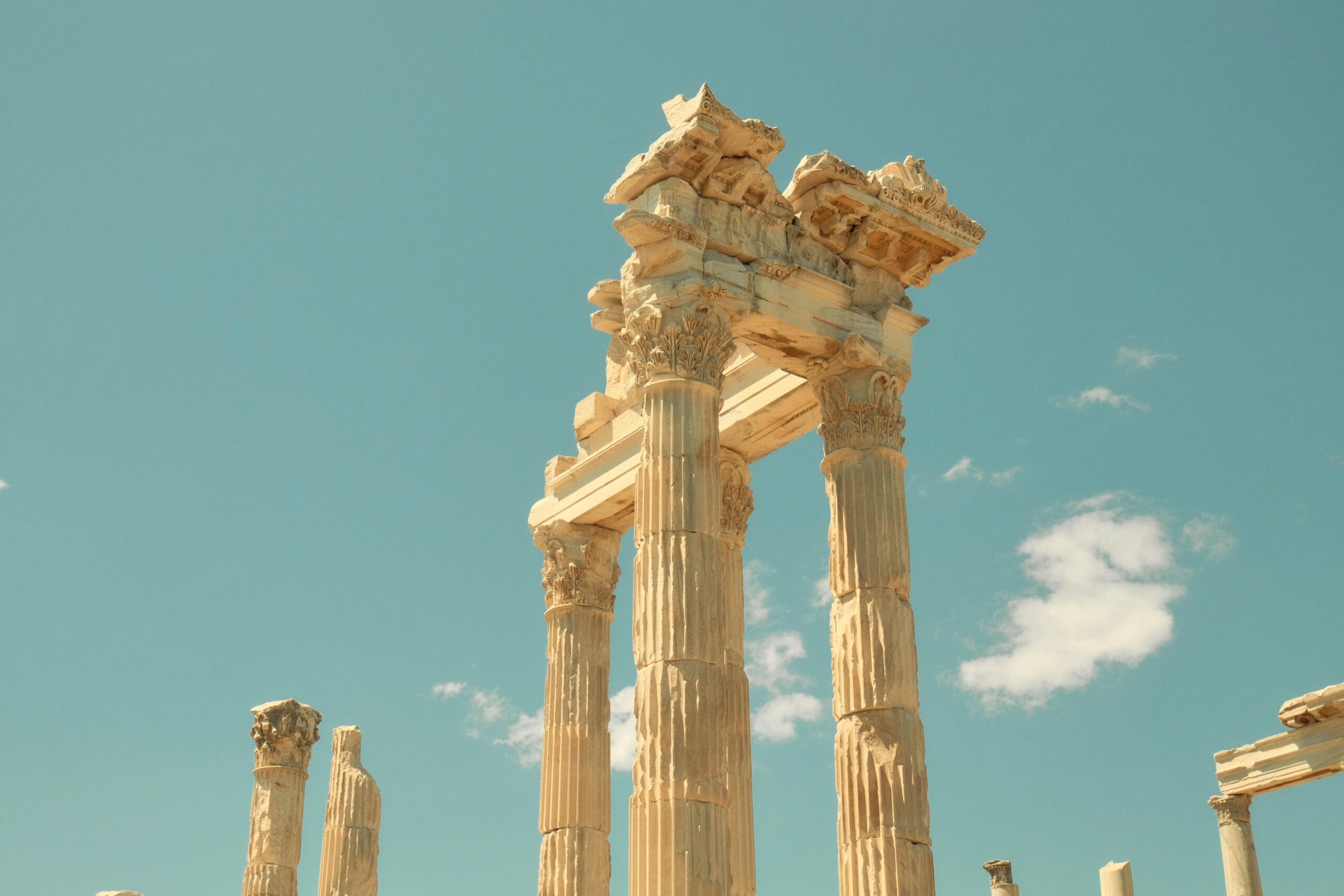 Majestic ancient Roman ruins against a clear blue sky in Pergamon, Türkiye.