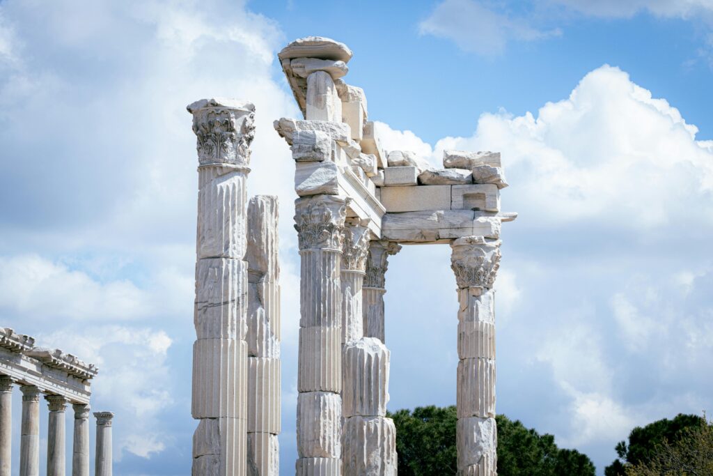 Explore the majestic ancient ruins of Pergamon Acropolis under a bright sky in Bergama, Türkiye.