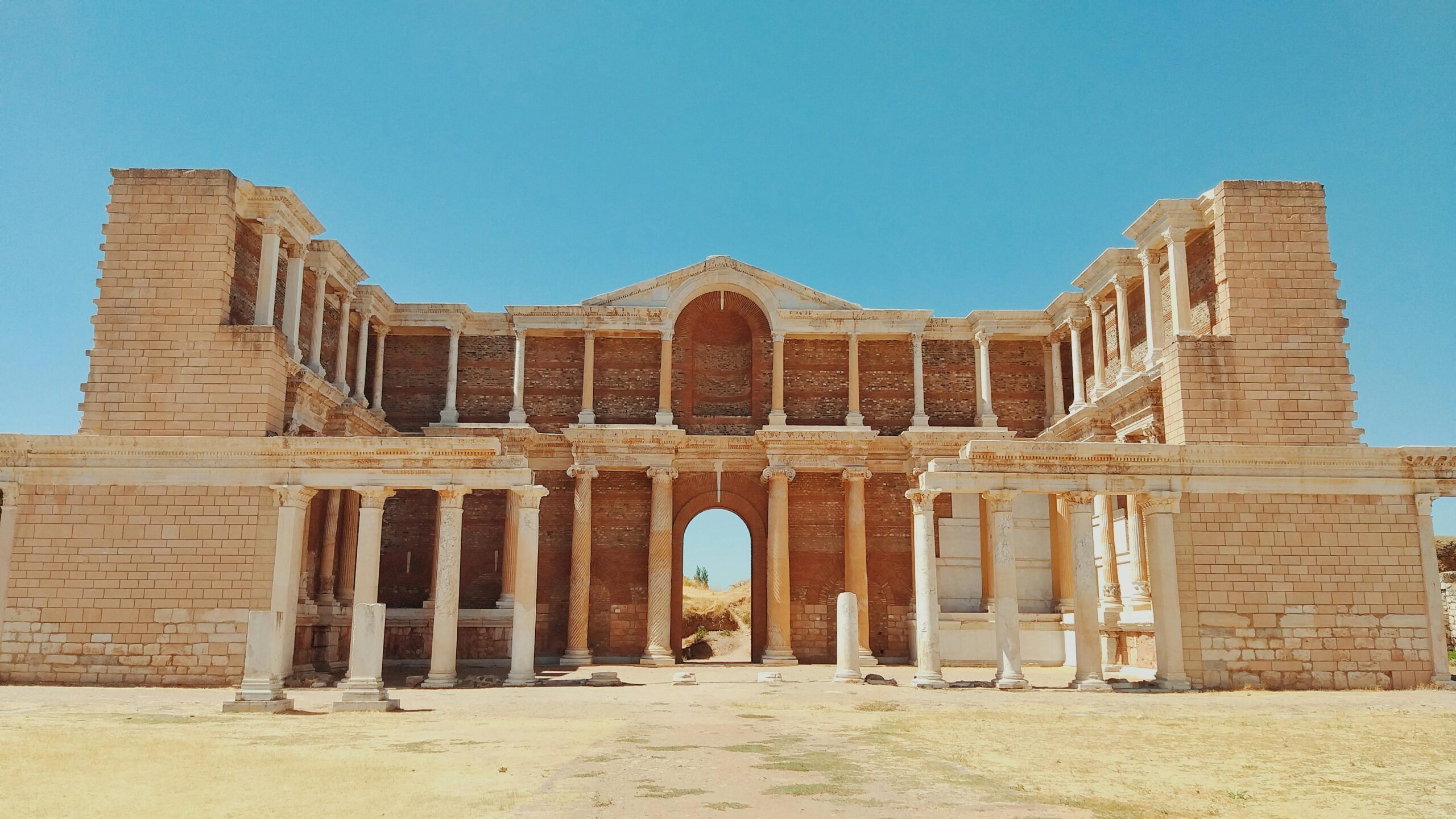 Explore the historic ruins of the Temple of Sardis in Manisa, Türkiye.